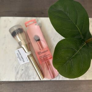 NWOT Makeup Brush Bundle
Sonia Kashuk N0 161
Real Techniques 1977